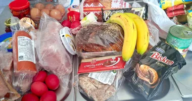 Stire din Social : Daruri de sărbători pentru cei aflați în dificultate. Beneficiarii cantinei sociale primesc ajutoare
