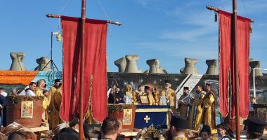 GALERIE FOTO / Mii de persoane, prezente la slujba de Bobotează. Alai cu butoaiele trase de cai și boi - 11