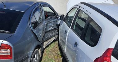 UPDATE Echipajele de prim-ajutor intervin de urgență în Cobadin, unde două mașini s-au lovit - 2