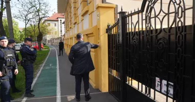 Stire din Eveniment : Descindere în forță la o vilă recuperată în instanță. Primarul a intrat cu poliția în imobil