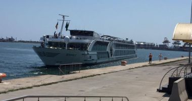 Stire din Social : Două nave fluviale de pasageri au sosit în Portul Constanța. Turiștii străini au făcut turul orașului