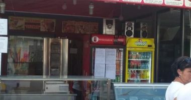 ATENȚIE, IMAGINI GREU DE PRIVIT! Iată ce mizerii mănâncă turiștii, pe litoral - 4
