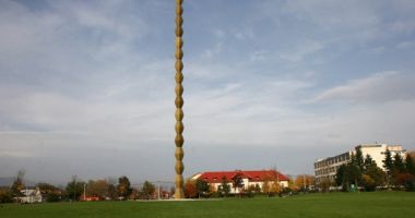 Stire din Social : Coloana Infinitului se înnegrește!
