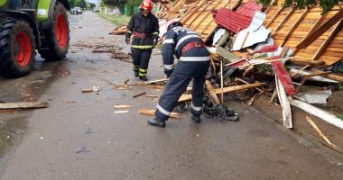 GALERIE FOTO / COD PORTOCALIU de vijelii și ploi torenațiale la Constanța. A fost smuls acoperișul unei școli - 3