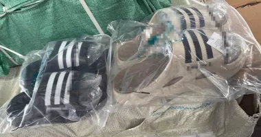 Stire din Eveniment : Captură impresionantă la Constanța! Parfumuri și haine de firmă suspecte, ridicate de polițiști