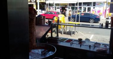 ATENȚIE, IMAGINI GREU DE PRIVIT! Iată ce mizerii mănâncă turiștii, pe litoral - 2