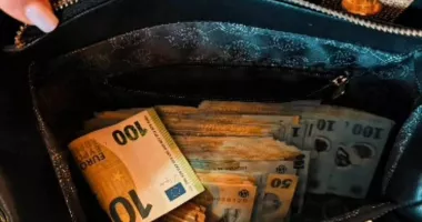 Stire din Eveniment : Rețea de escrocherii de proporții, destructurată după ce victimele au pierdut milioane de lei prin promisiuni false