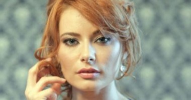 Stire din Monden : Vrei să ai tenul ca al Laurei Cosoi?
