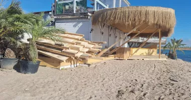 Stire din Social : Intervenție la Vama Veche! O structură construită ilegal a fost dezafectată