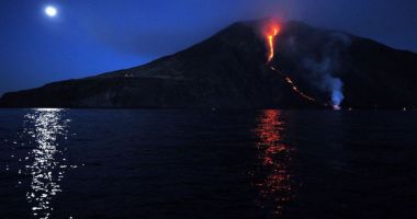 Stire din Actualitate : ALERTĂ! După Etna, Stromboli, al doilea vulcan italian, este gata să erupă