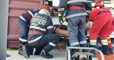 Stire din Eveniment : FOTO / Persoană prinsă între două containere, la Medgidia! / UPDATE