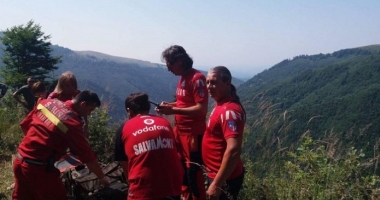 Stire din Eveniment : BĂRBAT CĂZUT ÎN RÂPĂ, CU TOT CU UTILAJUL FORESTIER. Ce spune ARAFAT, după misiunea de salvare