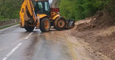 Stire din Social : Copaci și tone de pământ au ajuns pe carosabil după o alunecare de teren provocată de furtuni