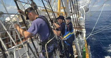 Stire din Eveniment : Nava Școală „Mircea” a început traversarea Atlanticului, cea mai dificilă etapă a misiunii