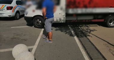 Stire din Eveniment : Și-a făcut loc de parcare singur! A mutat bila de beton, pentru a avea loc cu mașina