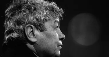 Stire din Sport : Omagiu emoționant pentru Mircea Lucescu. Suporterii au ridicat un altar la stadionul Corvinul