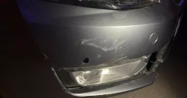 Moped condus haotic în miez de noapte. Șoferul era băut și a lovit o mașină parcată - 2