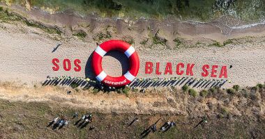 Stire din Actualitate : Zeci de activiști Greenpeace au protestat pe plaja din Vama Veche. Ecosistemele Mării Negre, în pericol