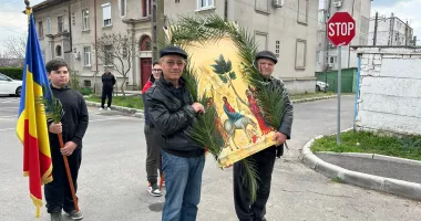 Stire din Social : Credincioșii din Murfatlar participă la o procesiune de Florii cu slujbă finală