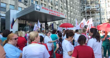 Greva din spitale i-a prins nepregătiți pe unii pacienți. Cozi la internări și zeci de copii așteptând pe holuri - 3