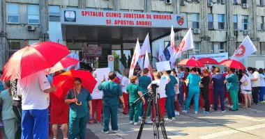 Greva din spitale i-a prins nepregătiți pe unii pacienți. Cozi la internări și zeci de copii așteptând pe holuri - 4