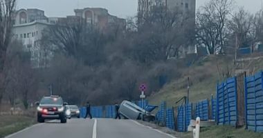 Stire din Eveniment : Autoturism răsturnat de pe carosabil, în zona Poarta 3!