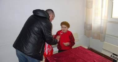 Stire din Eveniment : Mărțișoare și flori de la deținuți pentru pensionarele de la Poarta Albă