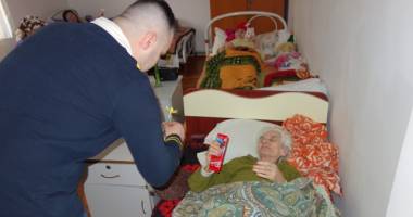Mărțișoare și flori de la deținuți pentru pensionarele de la Poarta Albă - 2