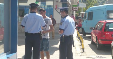 Stire din Eveniment : RAZIE ÎN PIAȚA GRIVIȚEI / Polițiștii au legitimat sute de romi și au aplicat zeci de amenzi