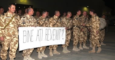 GALERIE FOTO "Rechinii albi" / Scene emoționante în Baza Militară din Kandahar. "Bine ați revenit alături de noi, domnule sublocotenent!" - 6