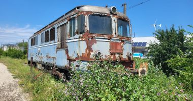Bălării, ruginituri, clădiri abandonate. Remiza CFR Palas Constanţa, pe "valea plângerii" - 3
