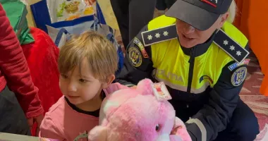 Polițiștii constănțeni au făcut daruri unor familii nevoiașe din localitatea Lipnița - 7
