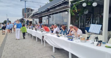 Stire din Social : Record culinar în Portul Tomis! Borș pescăresc de o tonă, servit gratuit la cea mai lungă masă din Constanța