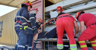 FOTO / Persoană prinsă între două containere, la Medgidia! / UPDATE - 4