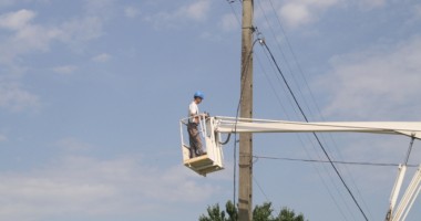 Stire din Social : Lucrări ENEL/ Vezi unde este oprit curentul electric astăzi