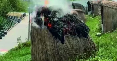Stire din Eveniment : Patru adolescente au incendiat un bungalow din Ovidiu. Primăria spune că gestul a pus vieți în pericol