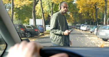 Stire din Social : Pietonii care traversează strada cu ochii în telefon sau cu căștile în urechi ar putea fi amendați drastic