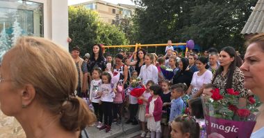 FOTOREPORTAJ / A început școala! Emoții, flori și mulți copii veseli, în curțile școlilor constănțene - 3