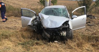 Stire din Eveniment : TRAGEDIE LA CONSTANȚA! Un șofer a murit, după ce a intrat cu mașina în stâlp - GALERIE FOTO