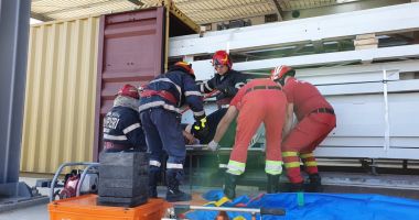 FOTO / Persoană prinsă între două containere, la Medgidia! / UPDATE - 2