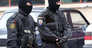 Stire din Eveniment : DIICOT continuă protestul și după modificarea OUG 7: banderole albe până pe 22 martie
