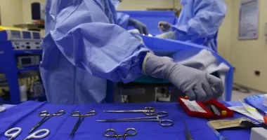 Stire din Eveniment : Medicul anestezist din Vatra Dornei care se droga în timpul intervenţiilor a fost arestat