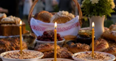 Stire din Cultură-Educație : Moșii de Vară, tradiție și pomenire înainte de Rusalii. De ce se împart cireșe și vase de lut