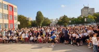 FOTOREPORTAJ / A început școala! Emoții, flori și mulți copii veseli, în curțile școlilor constănțene - 5