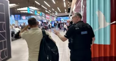Stire din Actualitate : Pasager spre Bacău, dat jos din avion la Londra-Luton după un furt din duty free