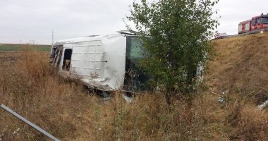 Stire din Eveniment : GALERIE FOTO. Accident rutier pe A2, între un microbuz si un autoturism
