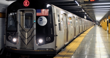 Stire din Actualitate : O garnitură de metrou a deraiat la New York