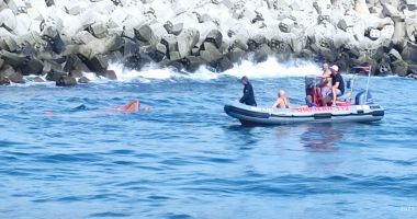 GALERIE FOTO. BARCĂ RĂSTURNATĂ, lângă digul de nord. TREI PESCARI, în pericol! - 5