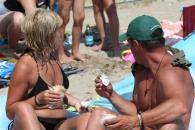 Turiștii veniți la mare se înghesuie la fast-food-uri (galerie foto)