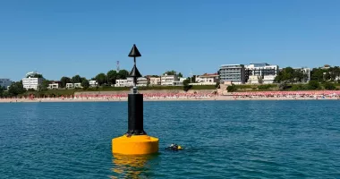 Balize maritime și geamanduri montate pe litoral pentru semnalizarea digurilor submerse